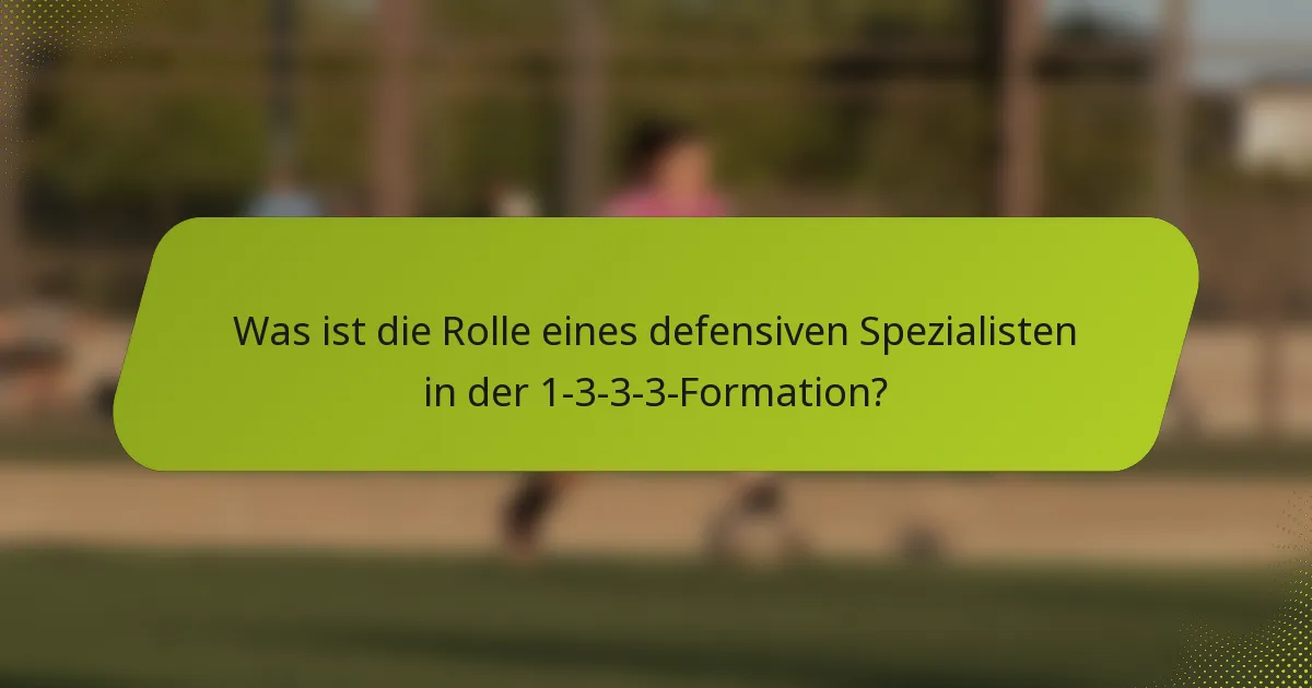 Was ist die Rolle eines defensiven Spezialisten in der 1-3-3-3-Formation?